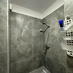 Regency Univers Near Mother Teresa Airport & 10 Min From Centre Apartment
