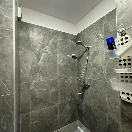 Regency Univers Near Mother Teresa Airport & 10 Min From Centre Apartamento