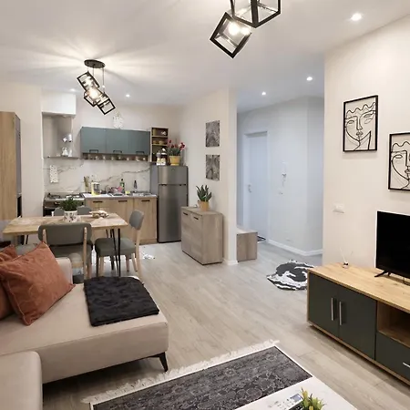 Regency Univers Near Mother Teresa Airport & 10 Min From Centre Lejlighed *