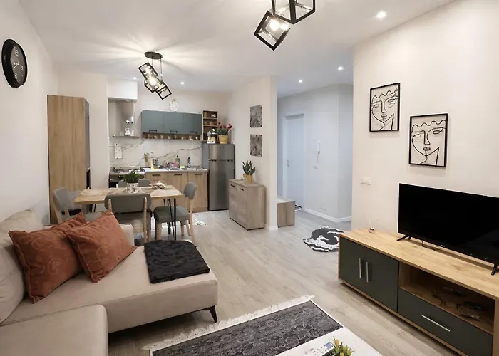 Regency Univers Near Mother Teresa Airport & 10 Min From Centre Apartment *