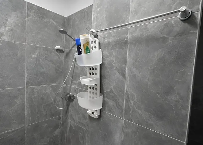 Regency Univers Near Mother Teresa Airport & 10 Min From Centre شقة *